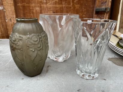 null Lot de trois vases dont un en cristal de LALIQUE à motif de feuilles sablées...
