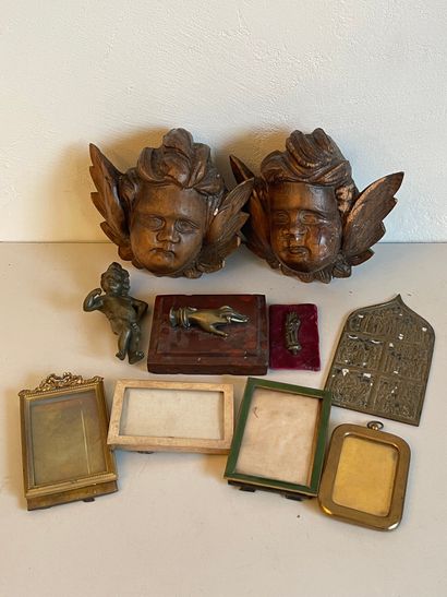 Lot of trinkets: two carved wood angel heads,...
