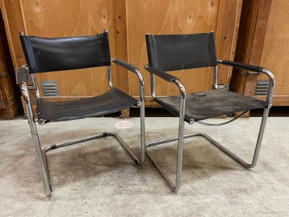 null Marcel BREUER (d'après). Deux chaises en métal chromé tubulaire, assises en...