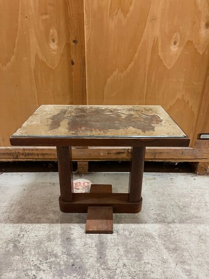 null Table basse en bois naturel, piètement reposant sur deux colonnes réunies par...