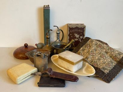 Lot of trinkets: Guerlain box, table lighters,...
