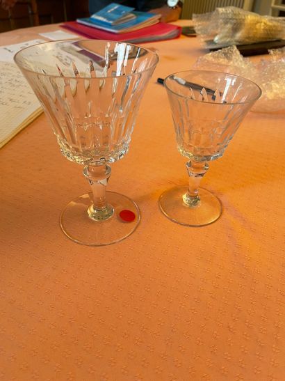 null Partie de service de verre en cristal de BACCARAT comprenant: 12 verres à eau,...