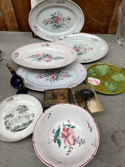 Lot of various trinkets: oval earthenware...