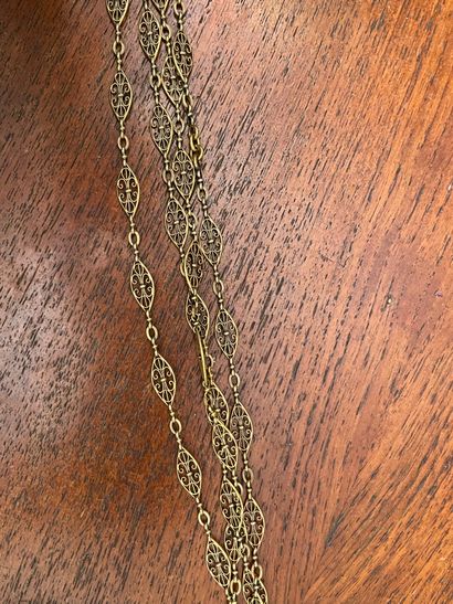 null Long necklace in yellow gold 750 mm with oval filigree links. Lg: 148 cm
NET...