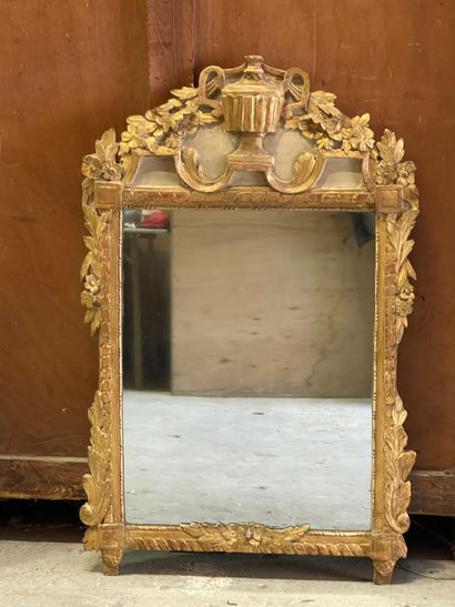 null Miroir en bois doré à décor d'urne et guirlandes de fleurs. Epoque Louis XVI....