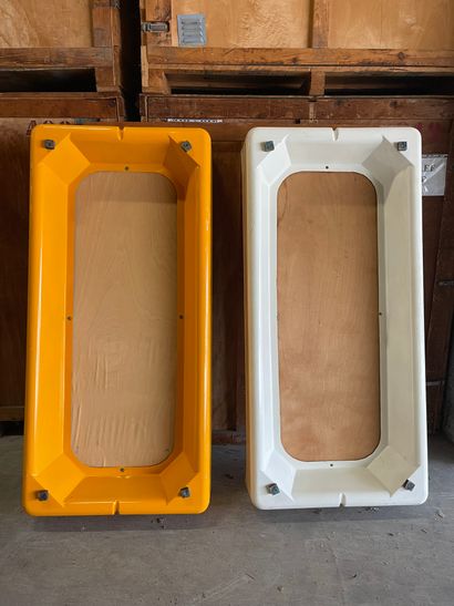 null Two single bed posts, yellow and white fiberglass shell. 70's. Ht: 30 cm - Lg:...