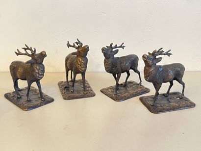 null Suite of four deer in regula that can form bookends (accidents and missing)....