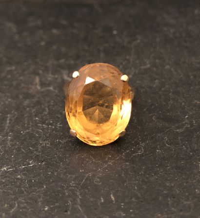 null RING in yellow gold 750 mm decorated with an oval citrine (chips marked).
Gross...