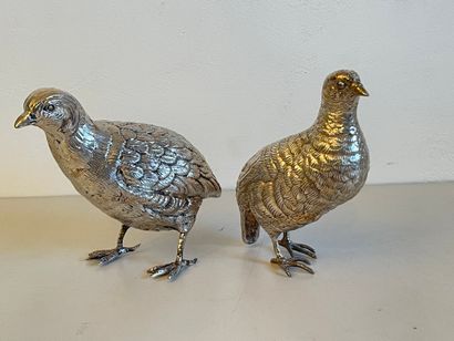 null Deux poules en métal argenté. XXe. Ht: 16 cm env. unbe signée Leg Peltro, F...