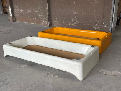 null Two single bed posts, yellow and white fiberglass shell. 70's. Ht: 30 cm - Lg:...