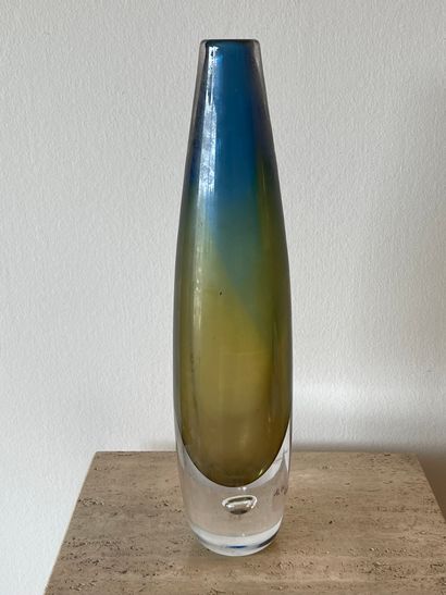 null Vicke Lindstrand (1904-1983). Kosta Design. Glass vase of oblong form with inclusion...