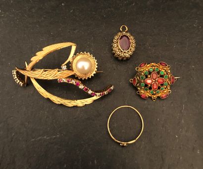 null LOT of gold 750 mm including :
- an ear of wheat brooch with pearl and imitation...