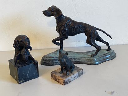 null Set of three sculptures in regula: Bulldog with marble base (Ht: 10 cm), Setter...