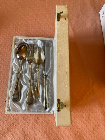 null Small cutlery of child and knife in vermeil with decoration of shell and acanthus...
