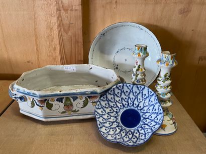 null Lot of various ceramic trinkets: banquette in Rouen earthenware 18th century...