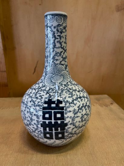 null Vase à long col en porcelaine bleu(blanc à décor de fleurs et caractères. Extrême-Orient....