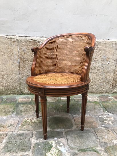 null Fauteuil de bureau canné à assise tournante.
Style Louis XVI