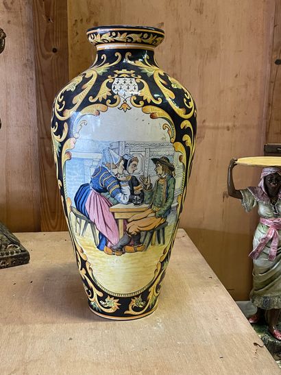 null Grand vase en faïence polychrome de QUIMPER HENRIOT à décor d'une scène de taverne...