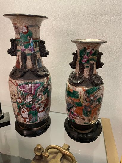 null Deux vases en faïence craquelée de Nankin à décor de cavaliers, Chine. Hauteur:...