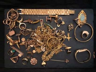 null LOT de métal doré de nature éducative, chaînes, bracelets et autres pendentifs...
