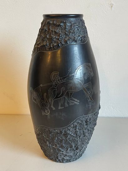 null Vase ovoïde en terre cuite patinée noire à décor de scène à l'antique. GUBBIO....