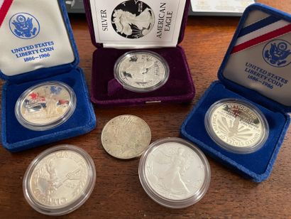 null LOT de pièces en argent :
- Deux Liberty coins one dollar Ellis Island 1986...