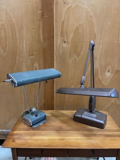 null Deux lampes de bureau: l'une en métal chromé et laqué gris à motif de stries,...