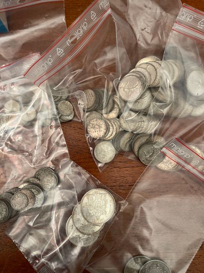 null Lot de pièces en argent et métal de 5 Francs, 2 Francs et 1 Franc.