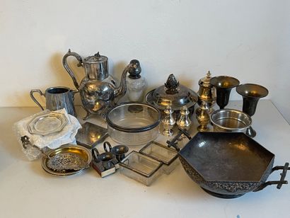 Lot of silver plated metal: pourer, bottle...