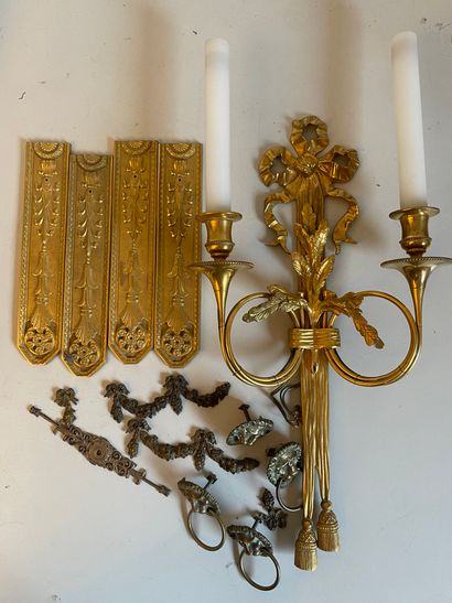 null Applique à deux lumières en bronze doré de style Louis XVI. On joint un petit...