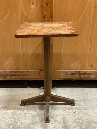 null Side table with square oak top and four-legged metal base. 20th century. 73...