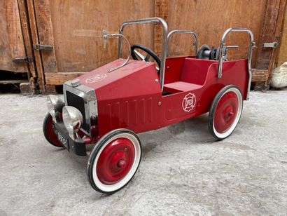 null German pedal car in red lacquered sheet metal monogrammed FD. XXth century.
