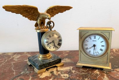 null Porte-montre en forme d'aigle tenant une boule, en bronze doré et marbre. XXe....