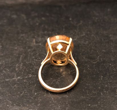 null RING in yellow gold 750 mm decorated with an oval citrine (chips marked).
Gross...