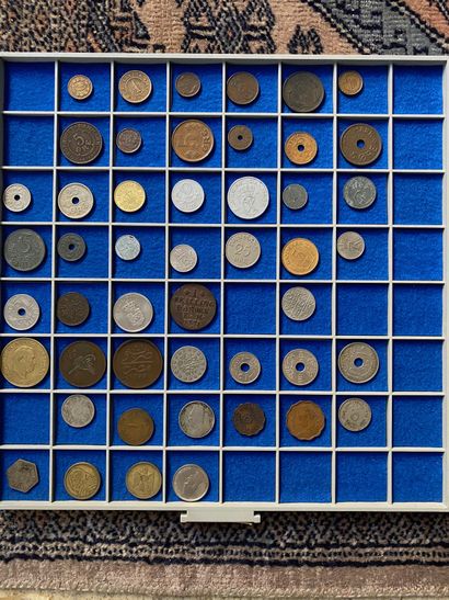 null Lot of various coins. Some volumes on numismatics are attached (3 boxes)