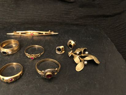 null LOT in yellow gold including :
- a small brooch with a small ruby and small...