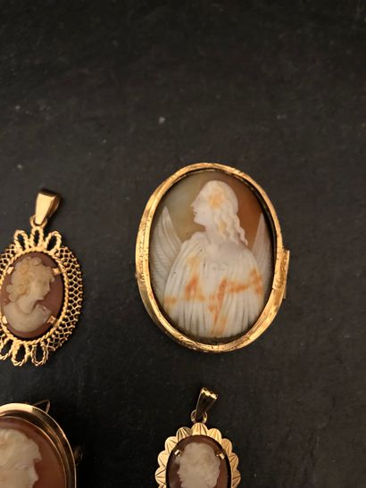 null LOT of gold 750 mm including :
- two pendants, one of which is a gold cameo...
