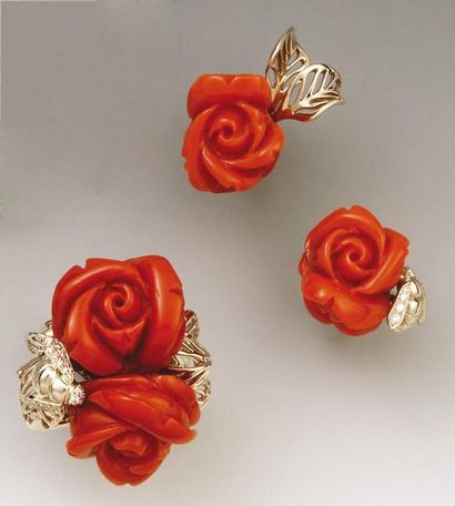 null Parure à décor de roses en corail sculpté comprenant bague et paire de boucles...