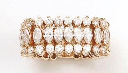 null Large anneau souple en or jaune partiellement serti de diamants navettes et...