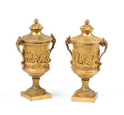 Paire d’urnes couvertes en bronze doré à...