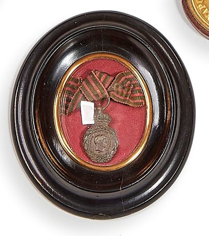 null France. Médaille de Sainte Hélène en réduction. Bronze, ruban. Sous verre bombé....