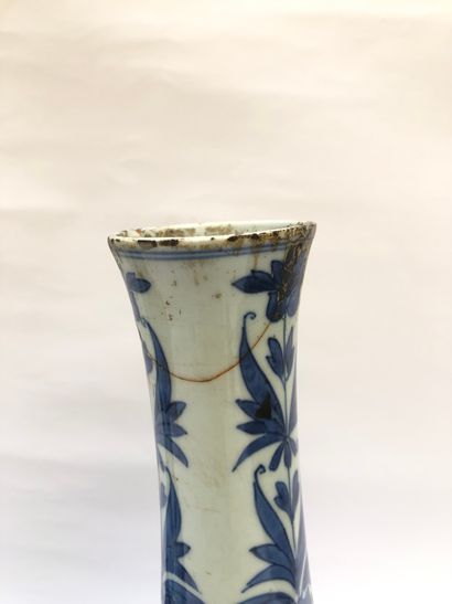null Deux vases pouvant former paire à long col en porcelaine de Chine à décor en...