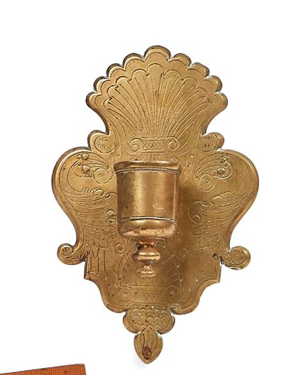 null Wall candlestick in bronze, on engraved hanging plate. 18th century. 
