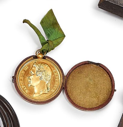 null "Napoléon III Empereur" par A. Mire. RD. Médaille ronde à suspendre en cuivre...