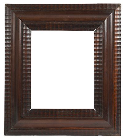 null Walnut veneer frame with inverted profile and wavy decoration (cut). 17th century....