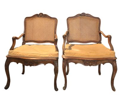 Deux fauteuils cannés pouvant former paire...