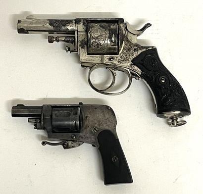 Deux petits revolvers dont un de poche.
