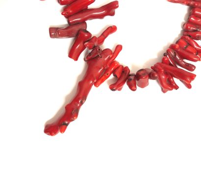null Important NECKLACE of red coral branches (II/B preconvention). Length: 42 cm...