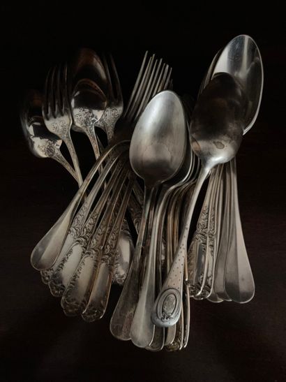 null Lot of silver plated cutlery. We joined cups, saucers and saucer in silver plated...