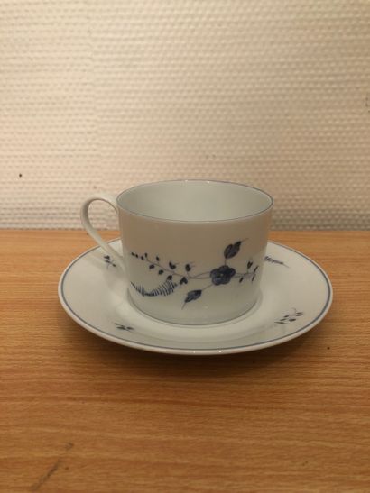 Service à thé en procelaine blanche et bleue...